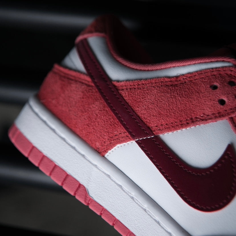W NIKE DUNK LOW VDAY / WHITE-TEAM RED-ADOBE-DRAGON RED